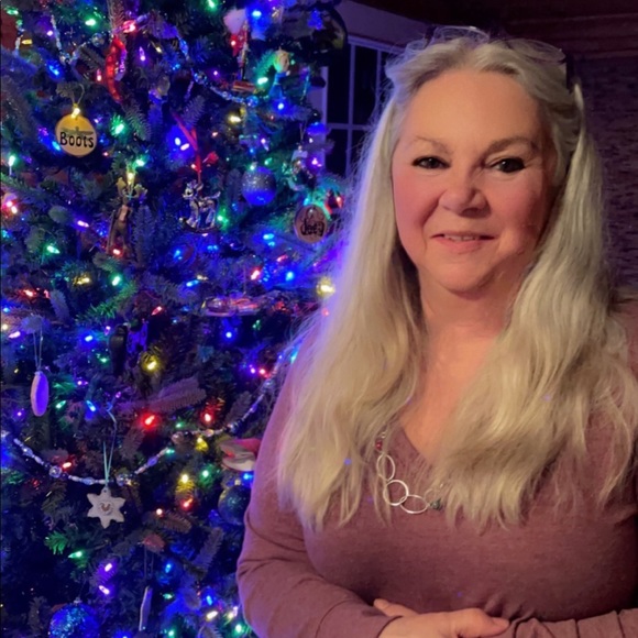 Meet your Posher, Dee - Picture 3 of 3